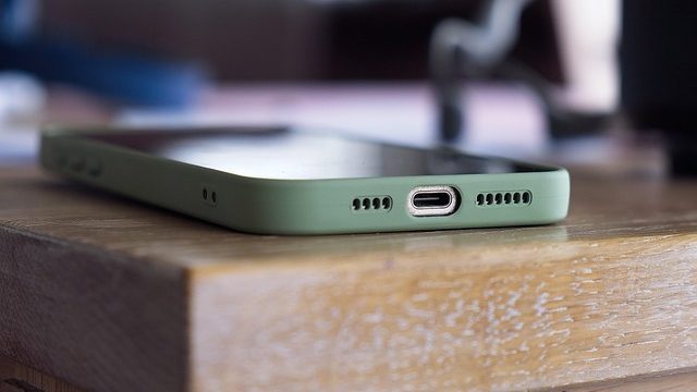 HMD ने उतारा AI असिस्टेंट वाला फ्लिप फोन, बुजुर्गों के लिए खास
