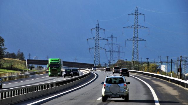 टाटा मोटर्स और अमेजन के बीच करार, 3,000 इलेक्ट्रिक ट्रक होंगे तैनात