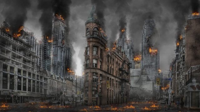 लखनऊ में सराफ ज्वेलर्स के शोरूम में आग, मची अफरा-तफरी