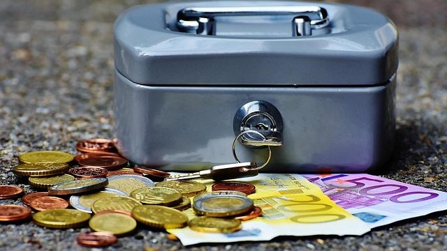 प्रयागराज में जमीन के नीचे ड्रमों से 5 करोड़ से ज्यादा नकद बरामद